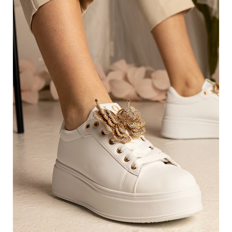 Sneaker bianche decorate con una farfalla con zirconi bianco 1