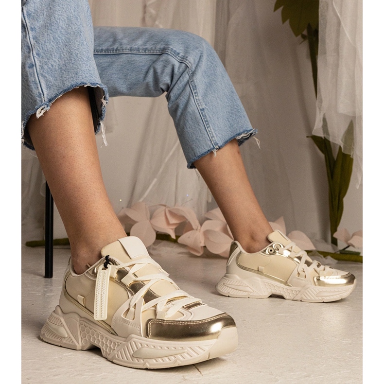 Sneaker da donna beige su una suola enorme 1
