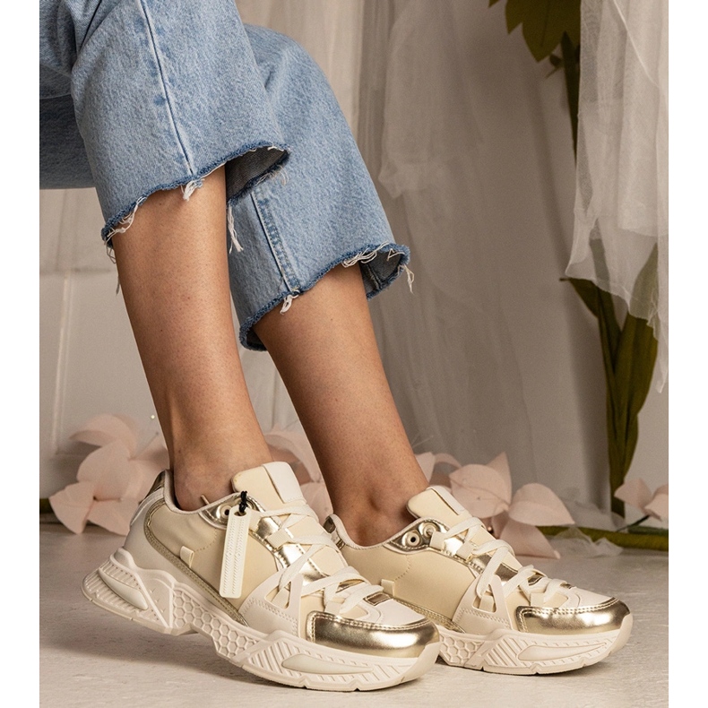 Sneaker da donna beige su una suola enorme 2