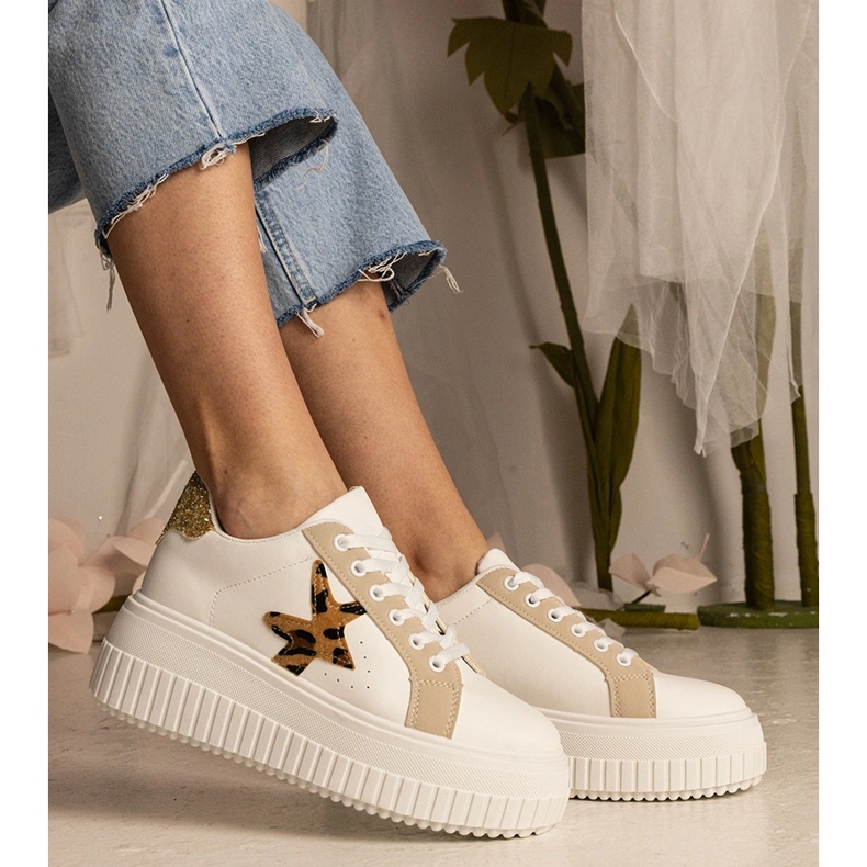 Sneaker bianche e beige decorate con glitter e stelle 1