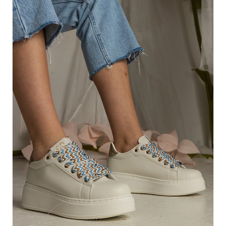 Sneaker da donna beige con allacciatura enorme 1