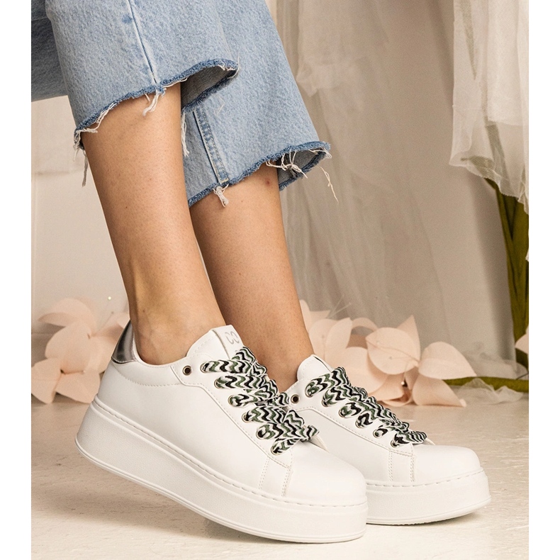 Sneaker da donna bianca con allacciatura massiccia 1