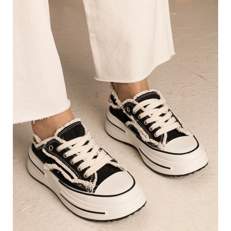 Sneaker da donna nera su una suola alta nero 1