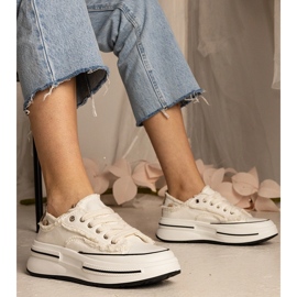 Sneaker da donna bianca su una suola alta bianco 1