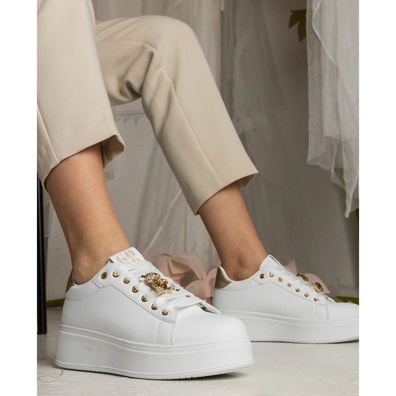 Sneaker bianche e dorate da donna decorate con pietre bianca 1