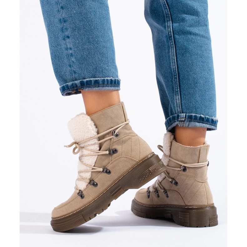 Stivali da neve beige da donna con cappotto di pelle di pecora 1