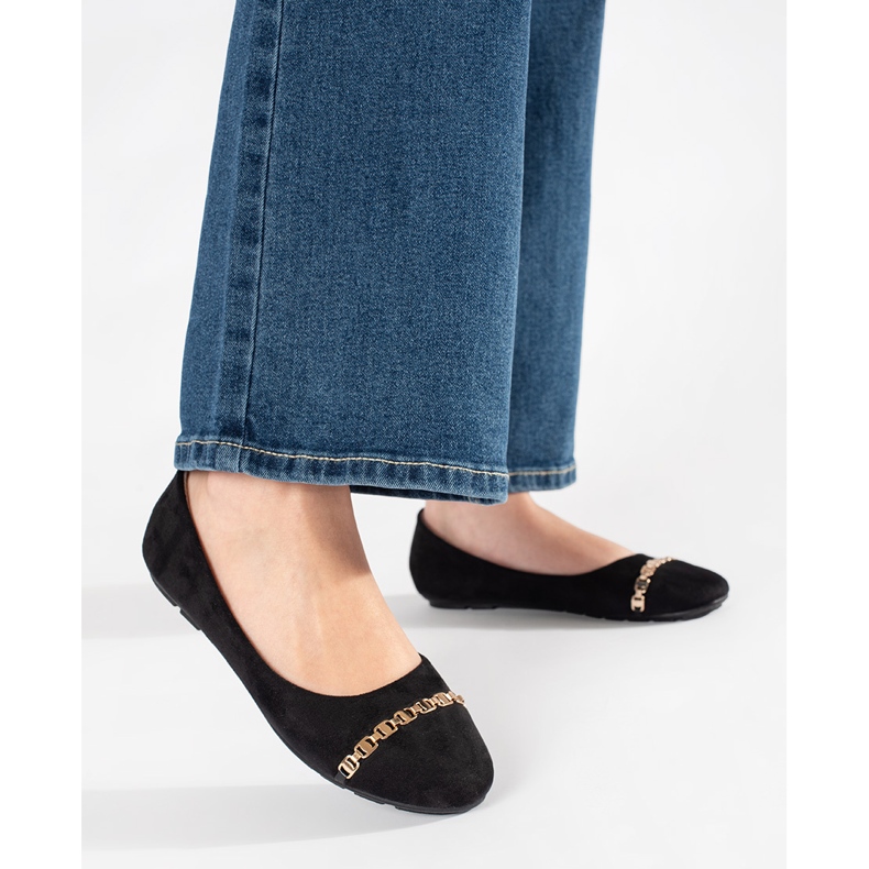 Ballerine femminili piatta nere con un ornamento nero 1