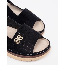 Goodin Openwork Sandals nero morbido con un ornamento 1