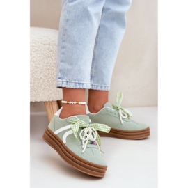 Sneaker femminili sulla piattaforma con ornamenti verdi verde 2