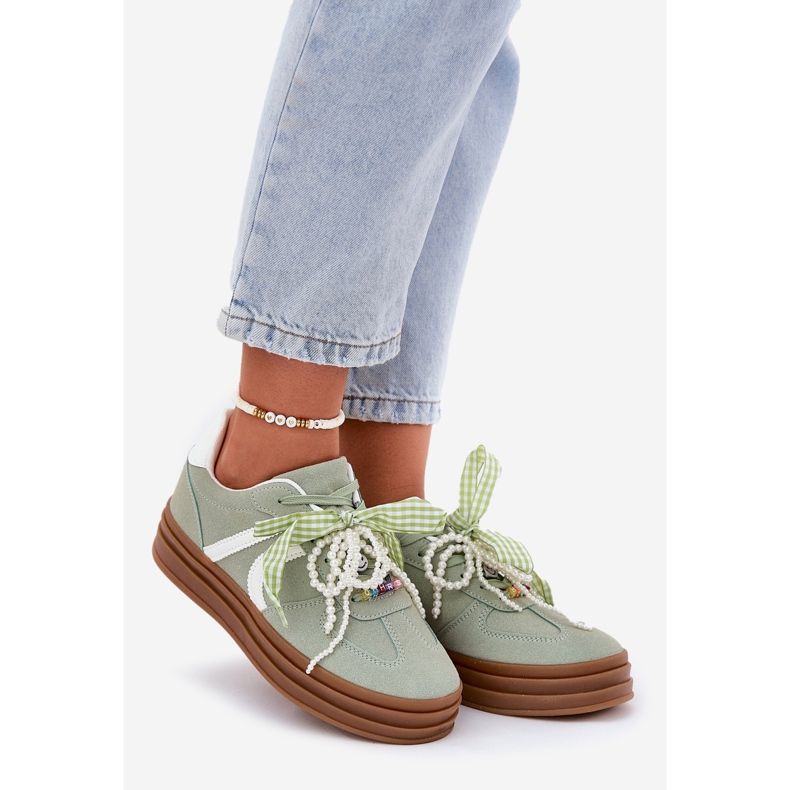 Sneaker femminili sulla piattaforma con ornamenti verdi verde 1