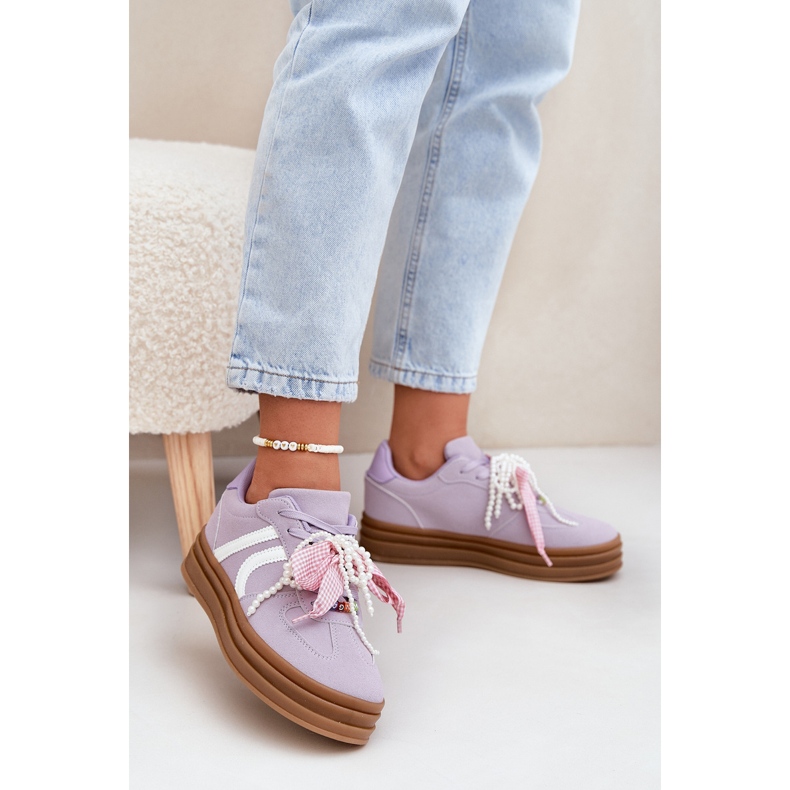 Sneaker femminili sulla piattaforma con decorazioni viola 2