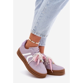 Sneaker femminili sulla piattaforma con decorazioni viola 1