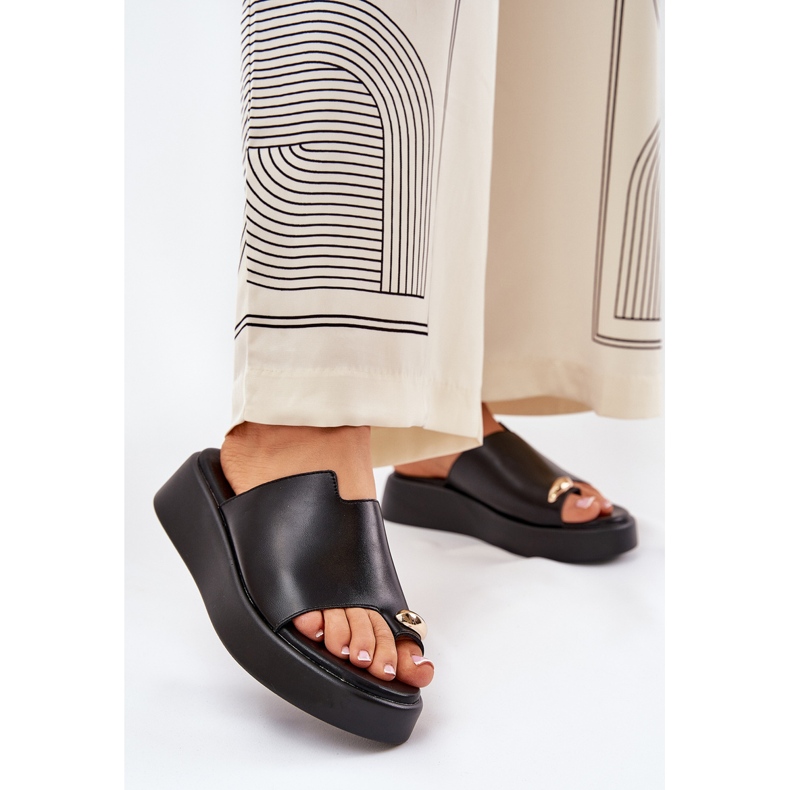 Infradito da donna sulla piattaforma e spicchi bassi con un dettaglio decorativo nero 2