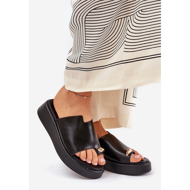 Infradito da donna sulla piattaforma e spicchi bassi con un dettaglio decorativo nero 1