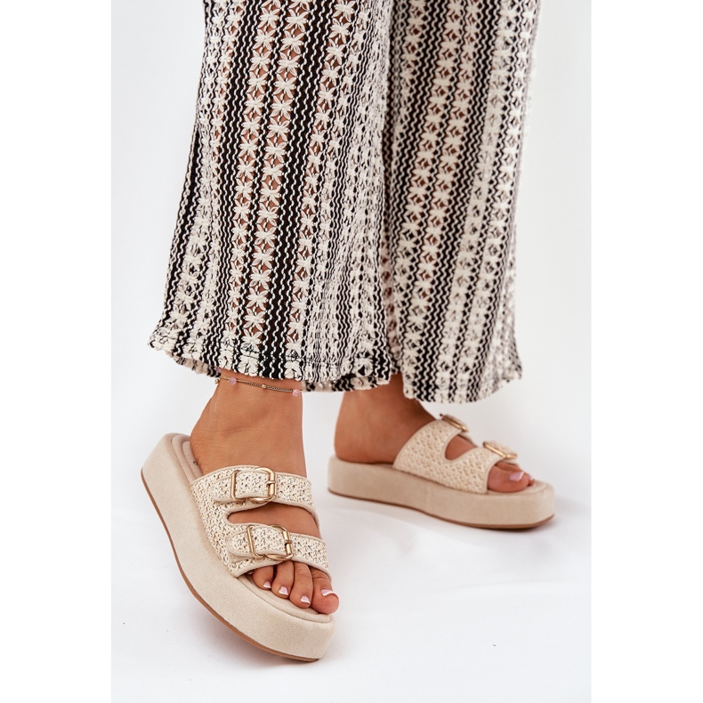 Infradito da donna sulla piattaforma con fibbie e treccia di beige 2