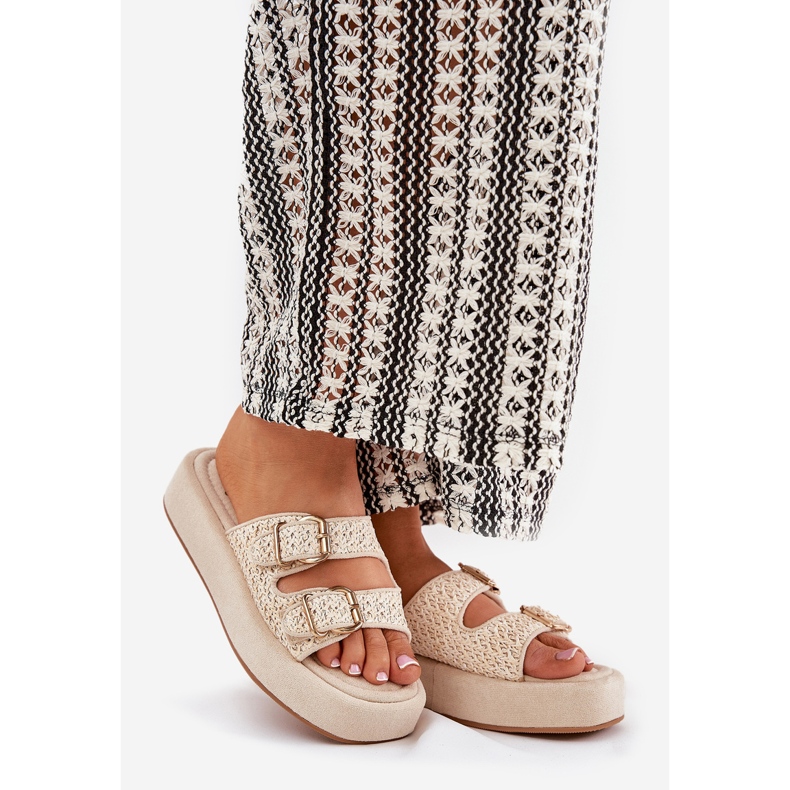 Infradito da donna sulla piattaforma con fibbie e treccia di beige 1