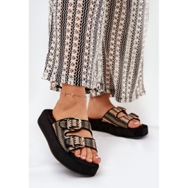 Infradito da donna sulla piattaforma con fibbie e treccia nere nero 2