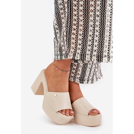 Slifor di pelle eco femminile sul palo e piattaforma di mendicante leggera beige 1