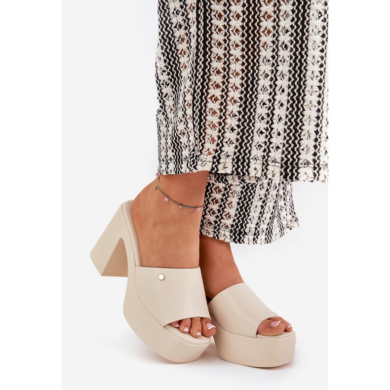 Slifor di pelle eco femminile sul palo e piattaforma di mendicante leggera beige 1