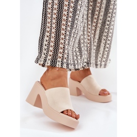 Pantofole da donna sul post e la piattaforma beige 2