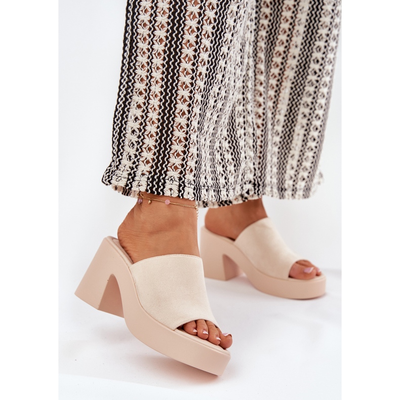 Pantofole da donna sul post e la piattaforma beige 2