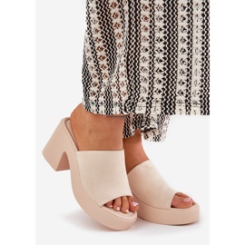 Pantofole da donna sul post e la piattaforma beige 1