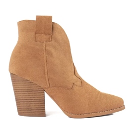 Stivali da cowboy in pelle scamosciata sul pilastro beige 1