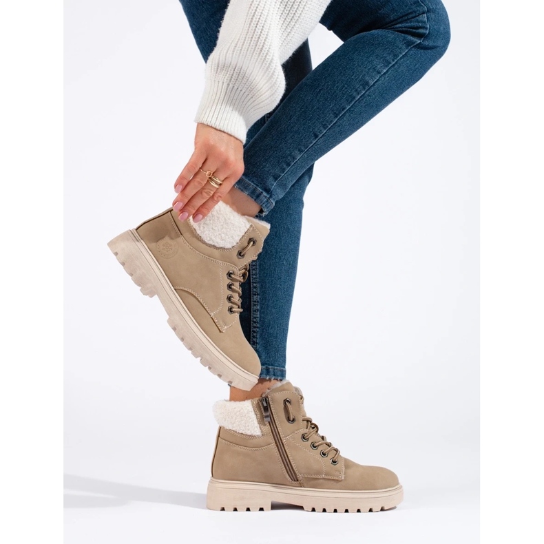 Trapper alla moda realizzati in ecopelle beige 2