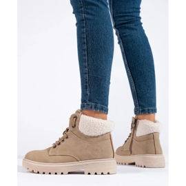 Trapper alla moda realizzati in ecopelle beige 1