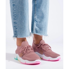 Scarpe sportive su una piattaforma colorata rosa 2