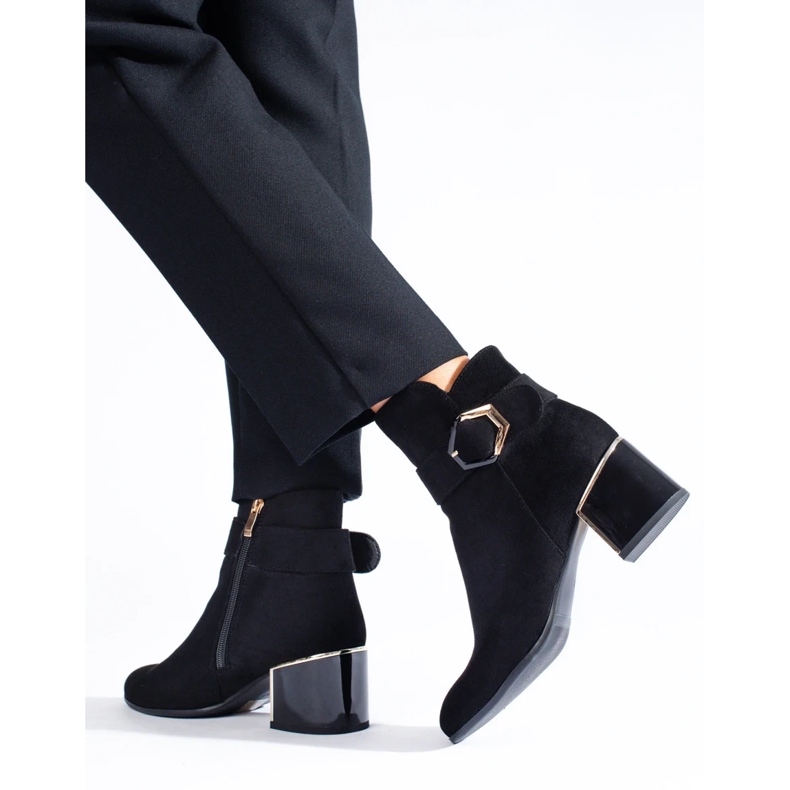 Eleganti stivaletti da donna con tacco basso realizzati in pelle scamosciata ecologica nero 1