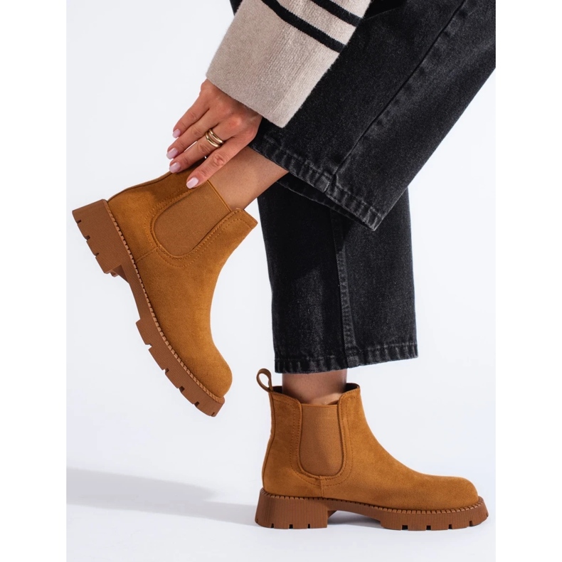 Stivaletti Chelsea da donna in pelle scamosciata marrone con tacco piatto 2