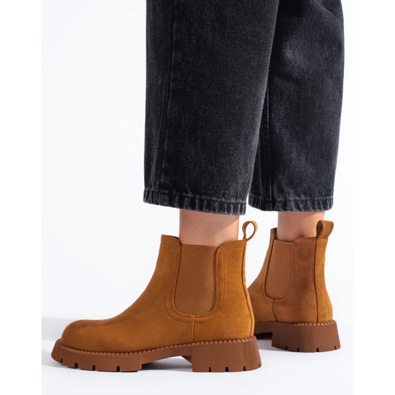 Stivaletti Chelsea da donna in pelle scamosciata marrone con tacco piatto 1