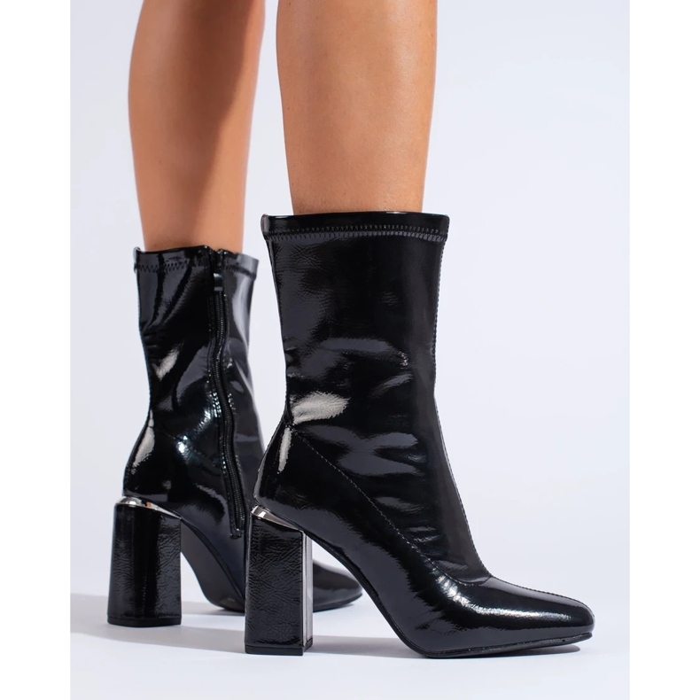 Stivaletti da donna con tacco alto realizzati in pelle ecologica verniciata nero 1
