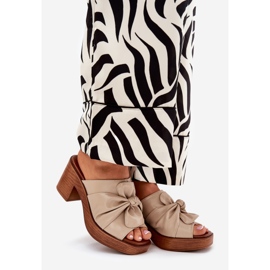 Infradito da donna sull'eco -leather post beige 1