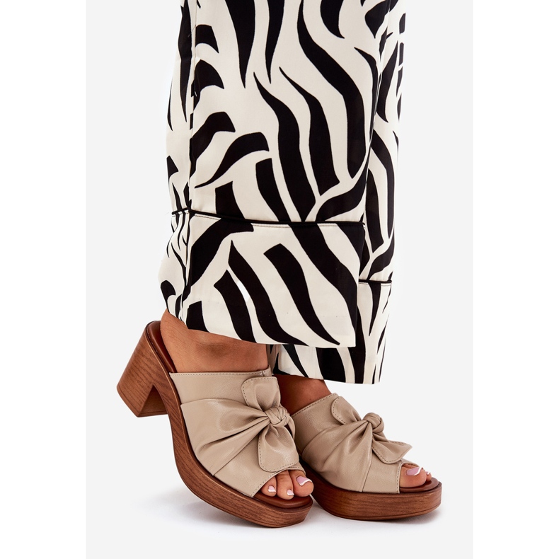 Infradito da donna sull'eco -leather post beige 1