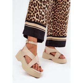Sandali da donna sulla piattaforma e un beige in pelle ecologica a cuneo 2