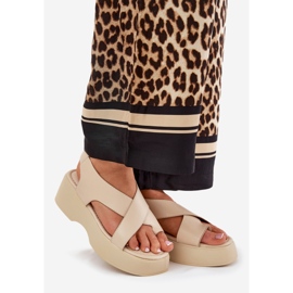 Sandali da donna sulla piattaforma e un beige in pelle ecologica a cuneo 1