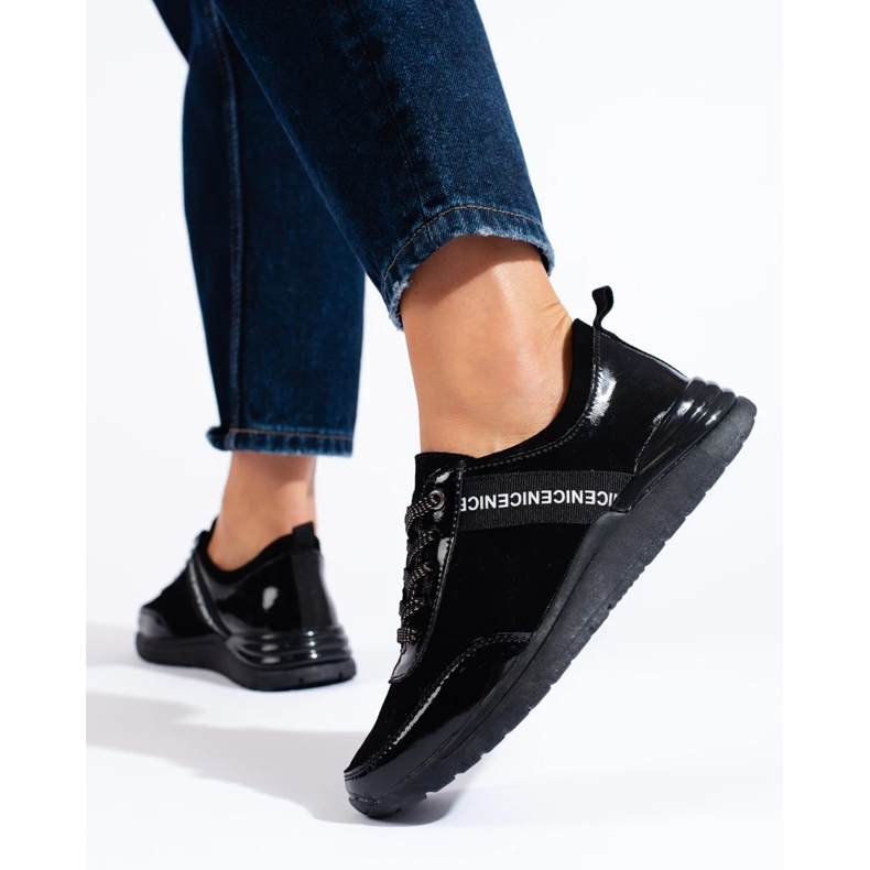 Scarpe sportive nere realizzate in pelle naturale nero 1