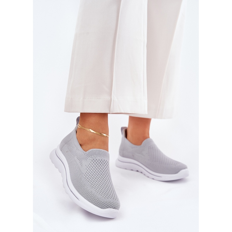Sneaker di materiale scivolato grigio da donna 2
