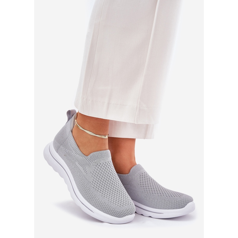 Sneaker di materiale scivolato grigio da donna 1