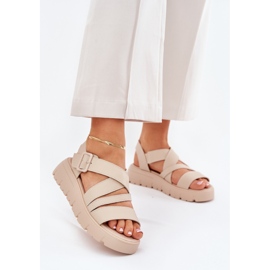 Sandali in pelle femminile sulla piattaforma con un morsetto beige 2