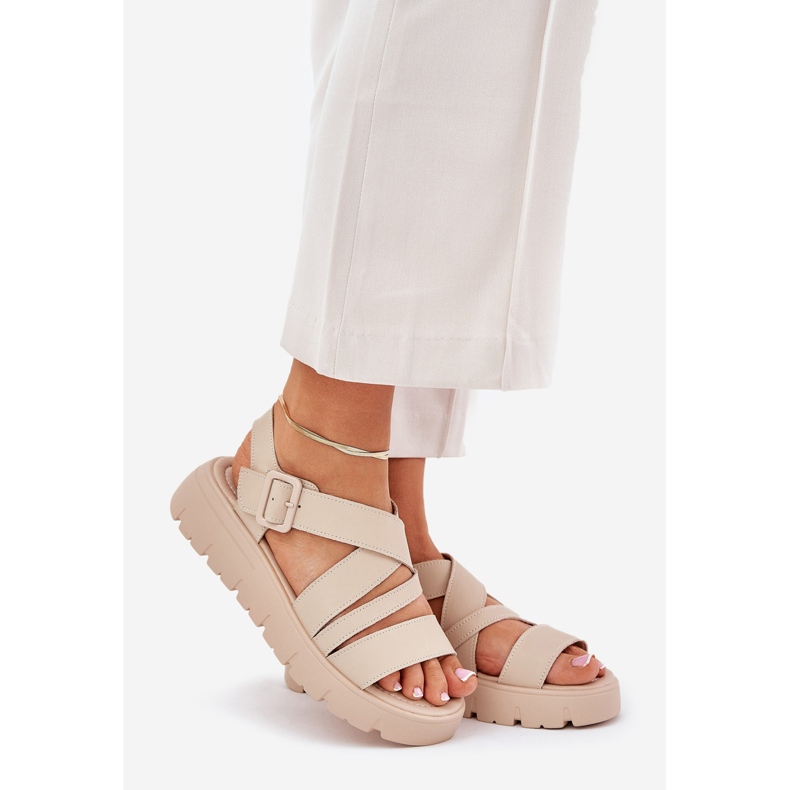 Sandali in pelle femminile sulla piattaforma con un morsetto beige 1
