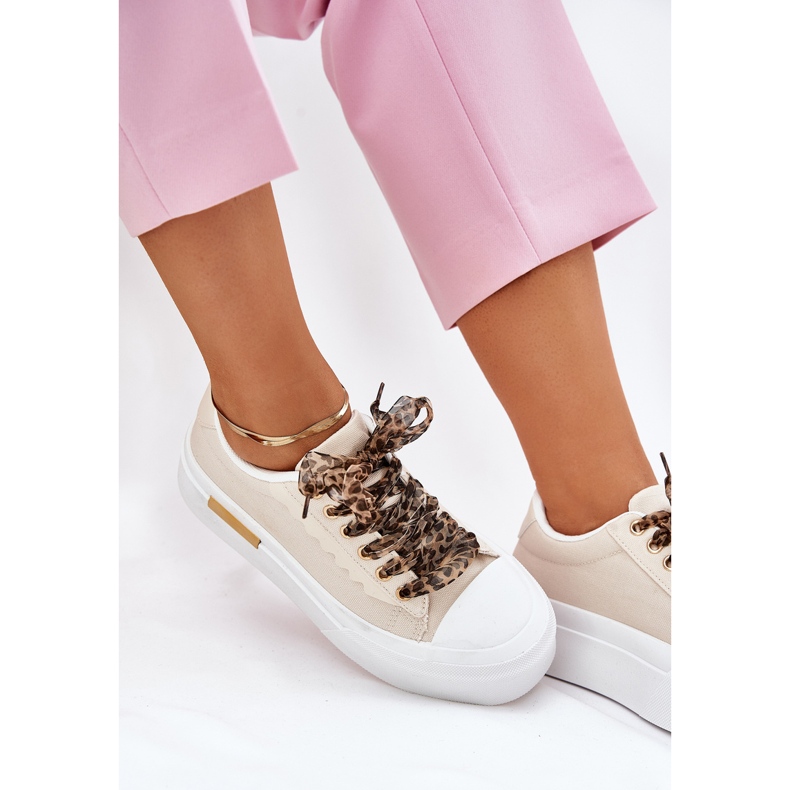 Sneaker femminili su una piattaforma enorme con beige di allacciatura decorativa 2