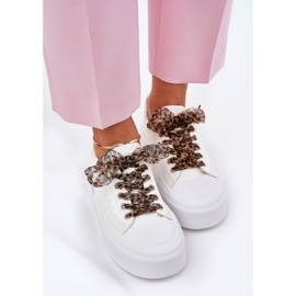Sneaker femminili su una piattaforma enorme con allacciatura decorativa bianca bianco 2