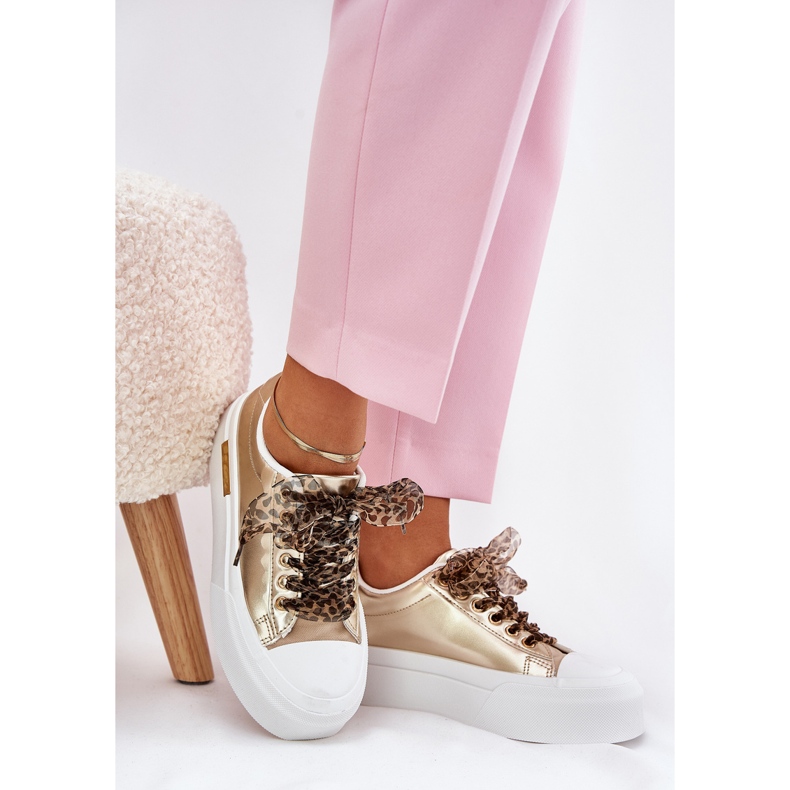 Sneaker femminili su una piattaforma enorme con oro allacciata decorativo d'oro 1