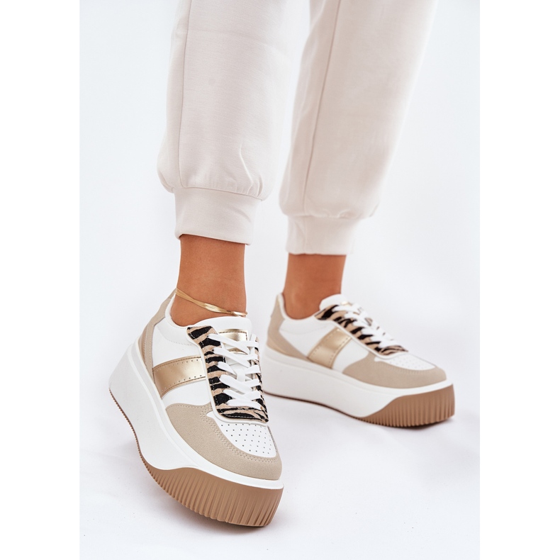 Sneaker da donna su una piattaforma enorme, modello di beige-o-oro 2
