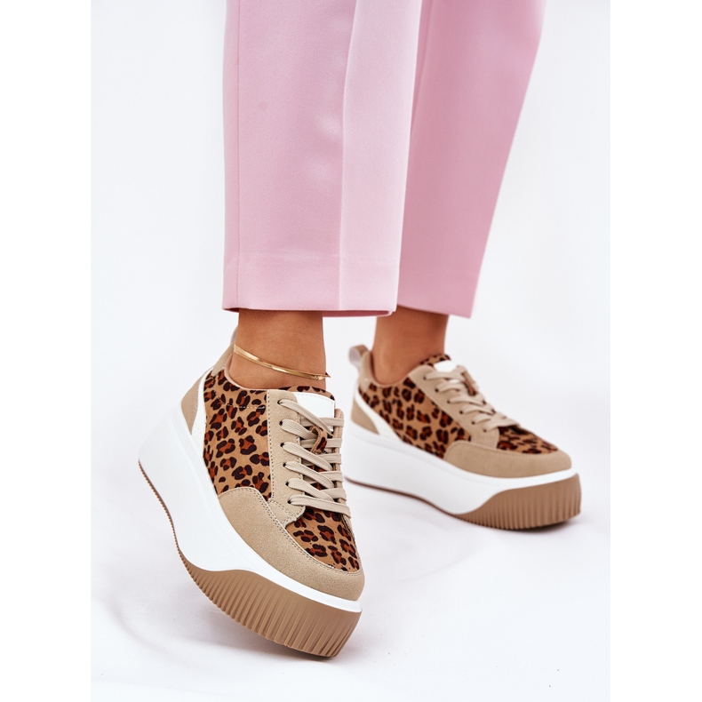 Sneaker femminili su un'enorme piattaforma di leopardo beige 2