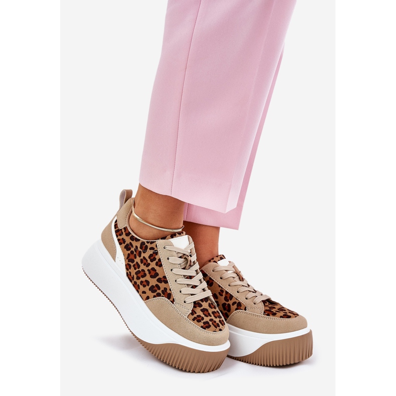 Sneaker femminili su un'enorme piattaforma di leopardo beige 1