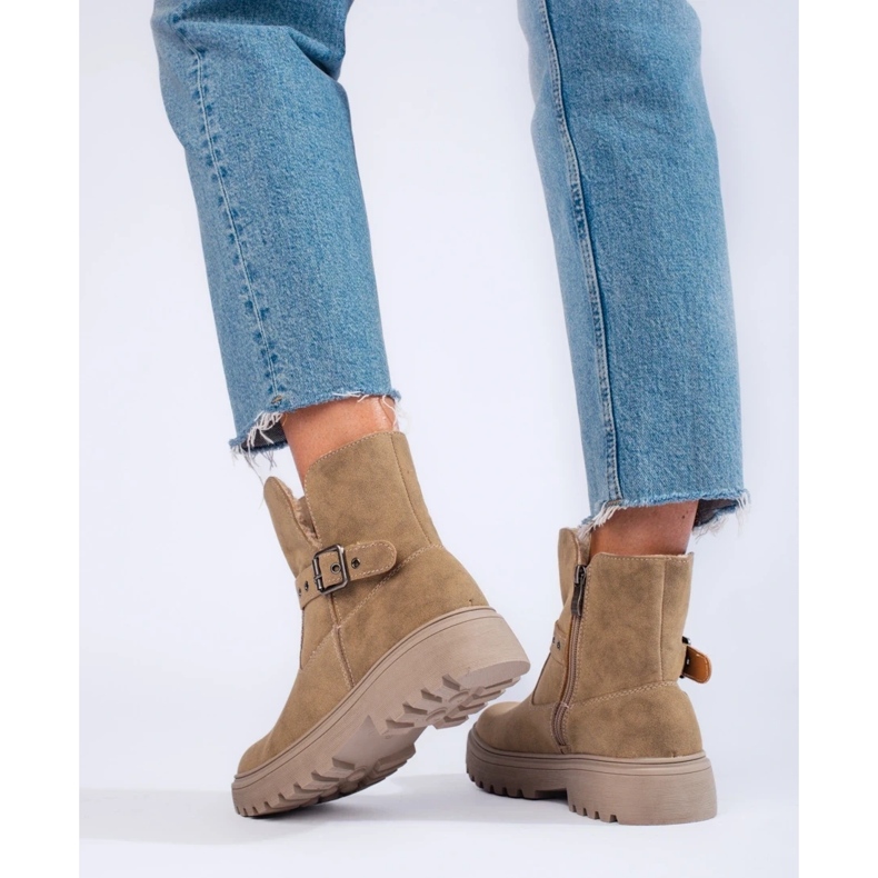 Stivaletti da donna beige realizzati in pelle scamosciata ecologica 2